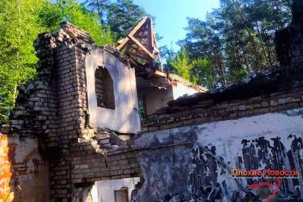Два человека пострадали при обрушении стены в Володарском районе