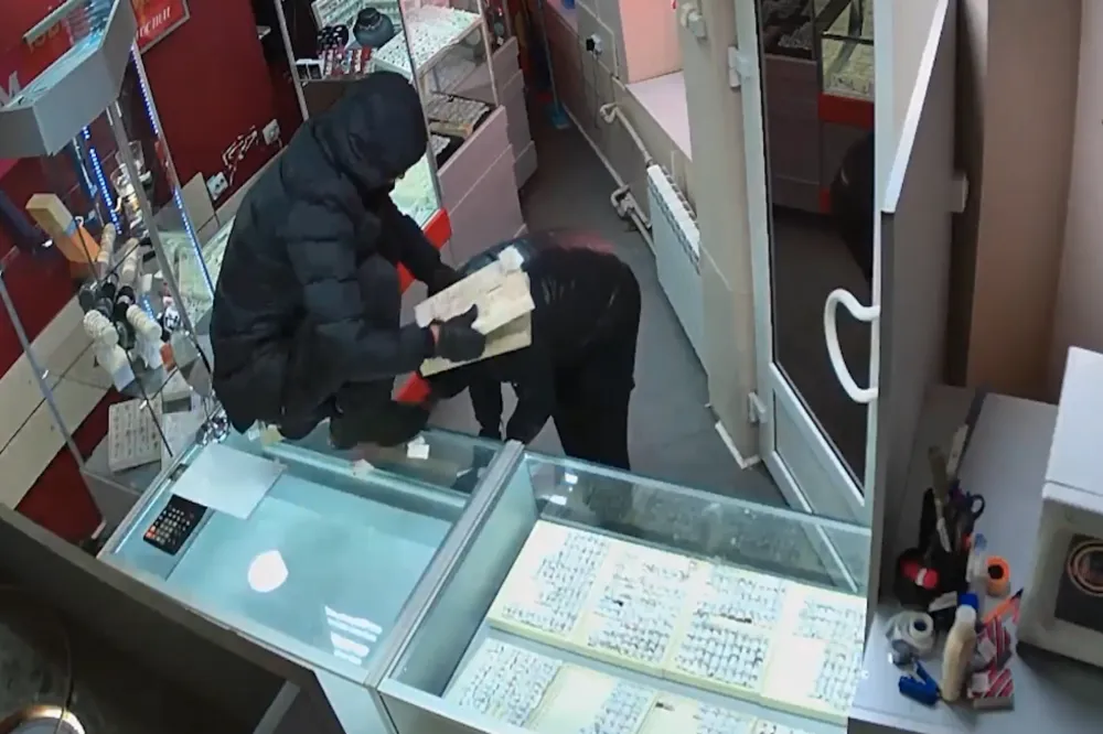 Двое мужчин украли украшения на 4,2 млн рублей в Богородском районе