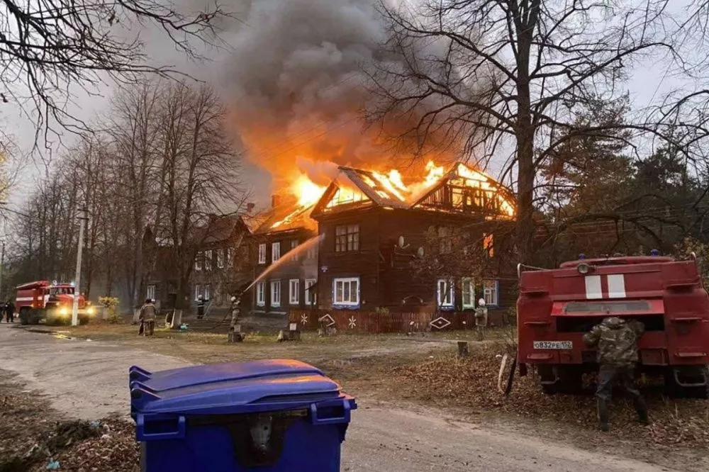 Крыша многоквартирного дома полностью сгорела при пожаре в Чкаловске 21 октября