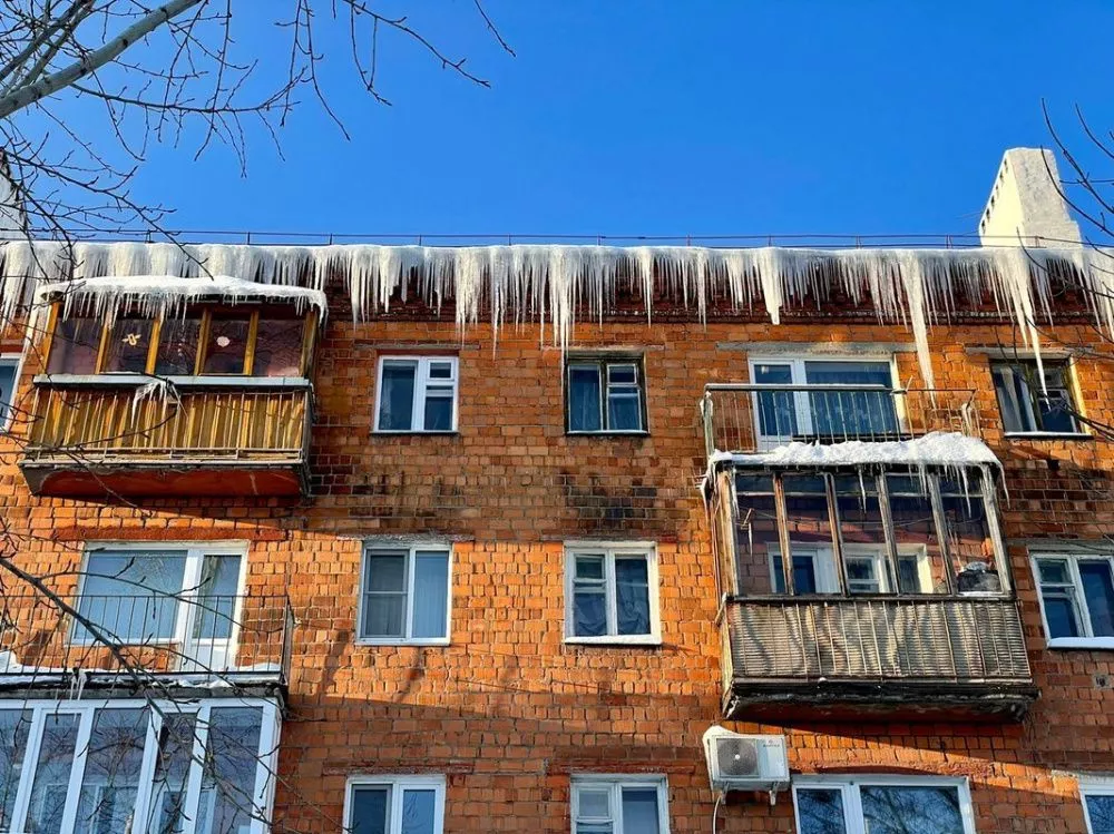 Фото Нижегородская госжилинспекция составила 110 протоколов из-за сосулек с начала зимы - Новости Живем в Нижнем