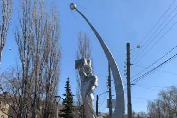 Первоначальный облик вернули памятнику космонавту Комарову в Нижнем Новгороде