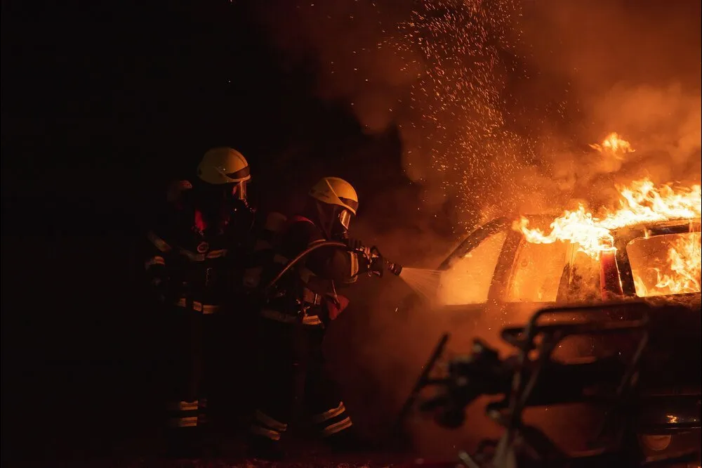 Автомобиль загорелся на улице Плотникова в Нижнем Новгороде 