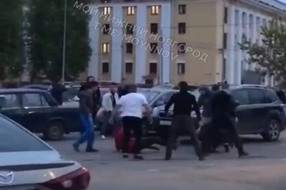 Массовая драка случилась на парковке торгового центра в Нижнем Новгороде