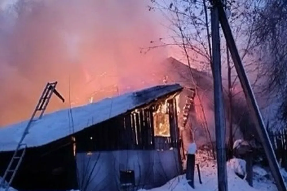 Фото Сотрудники МЧС ликвидируют последствия пожара в доме в Приокском районе - Новости Живем в Нижнем
