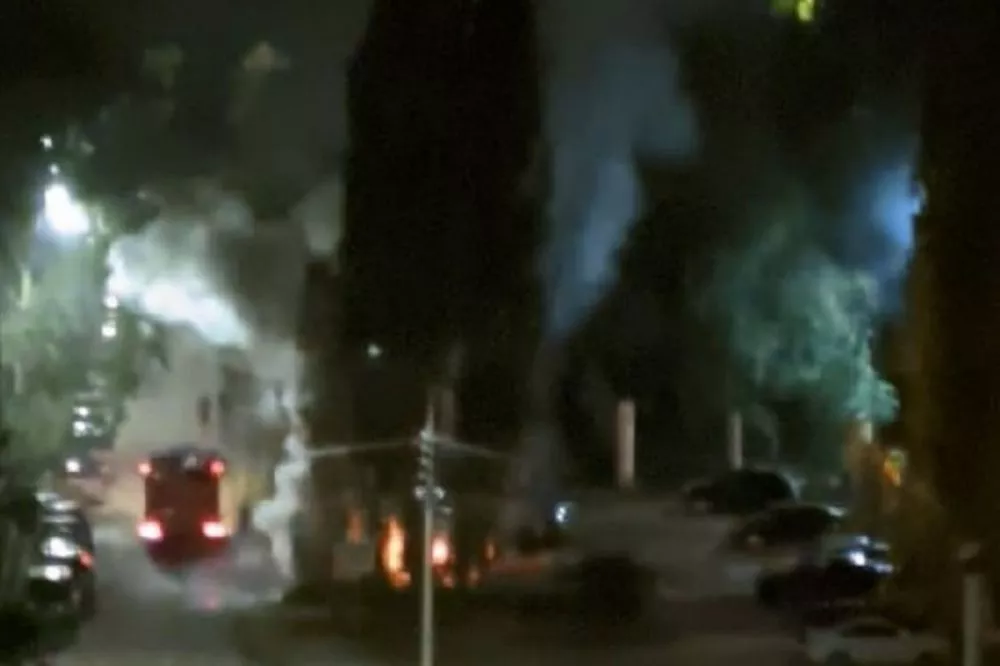 Машина марки Infiniti сгорела во дворе на улице Дьяконова в ночь на 15 сентября