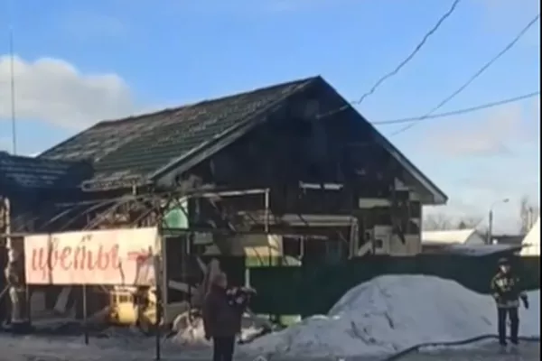 Ночной пожар уничтожил магазин цветов в Починках 