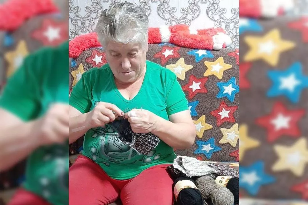 Нижегородская пенсионерка Любовь Горшкова вяжет носки для российских солдат