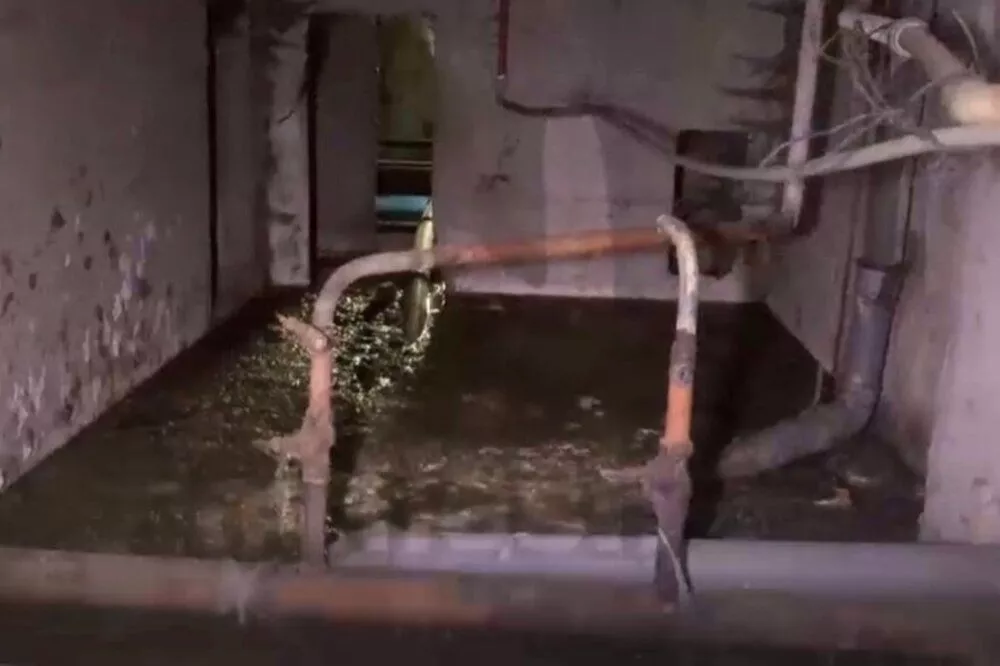 Жители пяти домов в Кудьме два месяца страдают из-за прорыва канализации