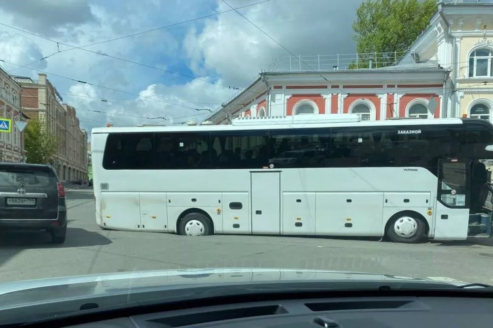 Туристический автобус провалился в яму в центре Нижнего Новгорода