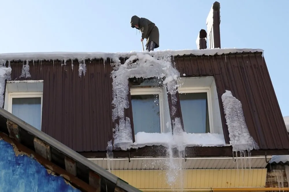 160 дел возбудили в Нижнем Новгороде за неуборку снега с крыш этой зимой