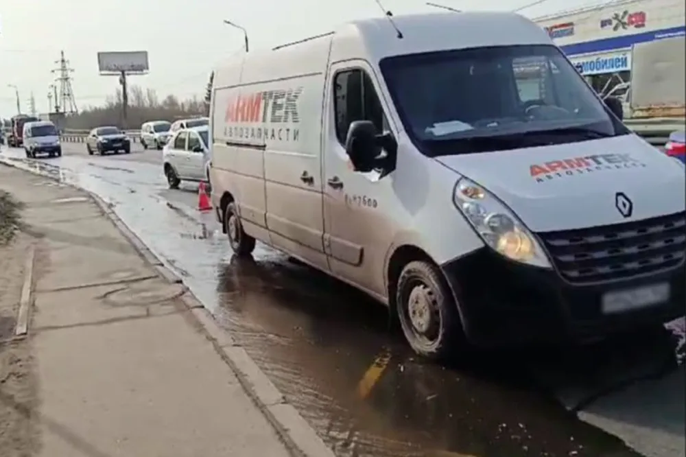 Электросамокатчик врезался в микроавтобус в Нижнем Новгороде 11 апреля