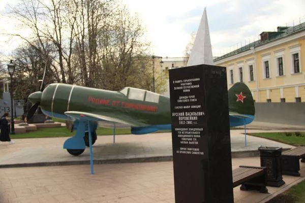 Стелу летчикам-героям установили после реставрации в нижегородском кремле