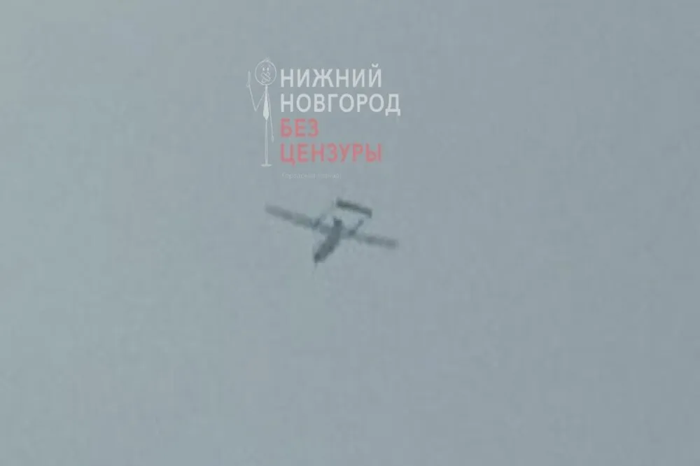 Жители Лыскова в Нижегородской области заметили беспилотник в небе