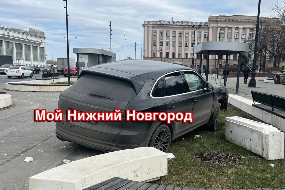 Автомобиль Porsche вылетел на тротуар на площади Маркина в Нижнем Новгороде 