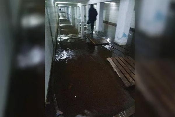 О причинах затопления тоннеля у метро &quot;Комсомольская&quot; рассказали в администрации