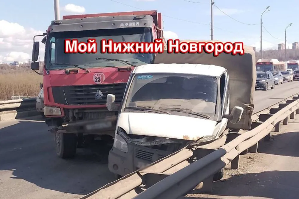 Два грузовика столкнулись на Мызинском мосту в Нижнем Новгороде 10 апреля