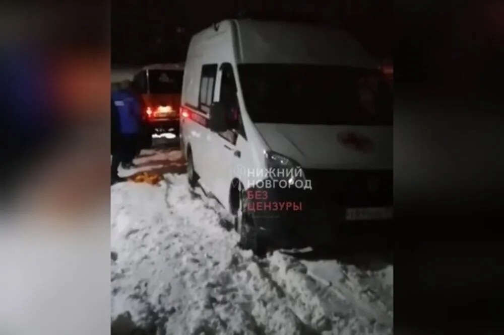 Соцсети: карета скорой помощи с пациентом застряла в снегу в Богородске