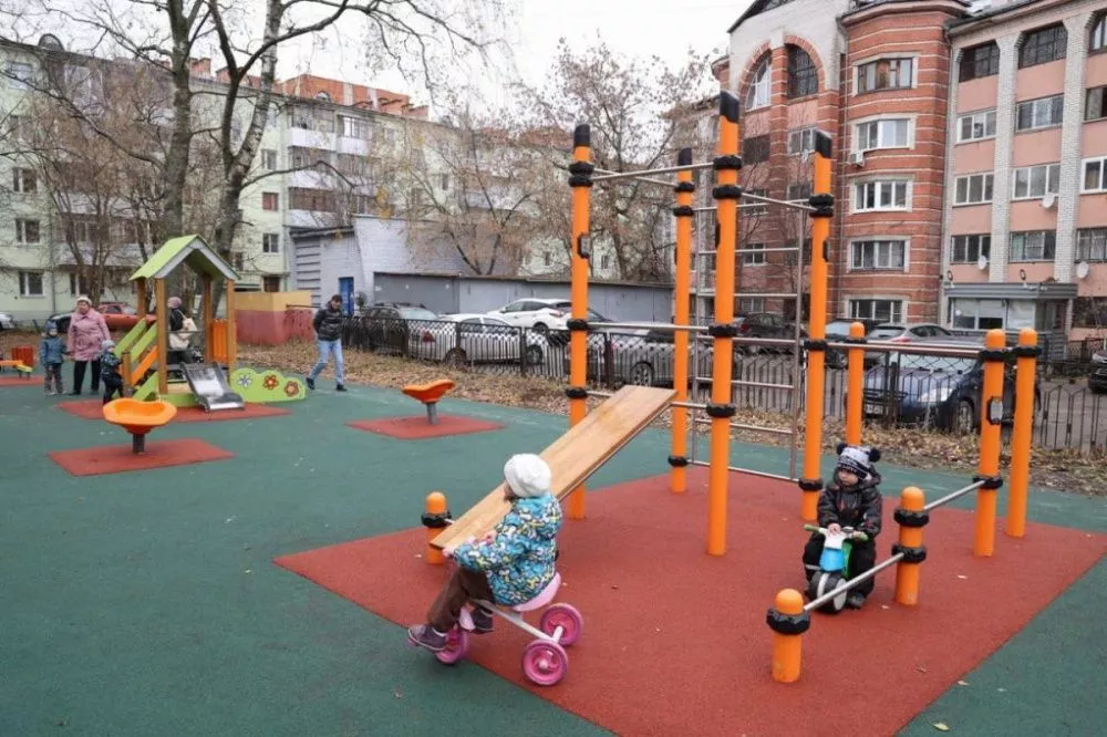 Новая детская площадка со спортзоной появилась на нижегородской улице  Белинского - В мире людей - Новости Живем в Нижнем