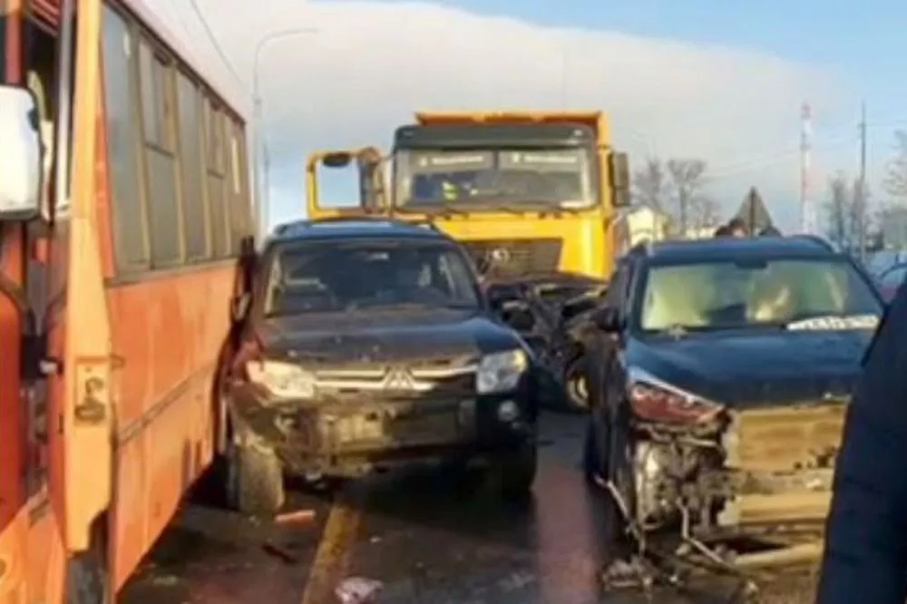 14 машин столкнулись возле Ближнего Борисова в Нижегородской области