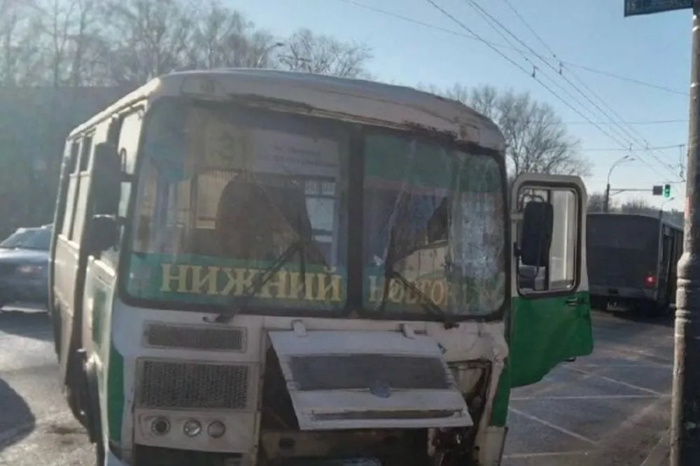 Водитель и три пассажира пострадали в ДТП с автобусом в Нижнем Новгороде