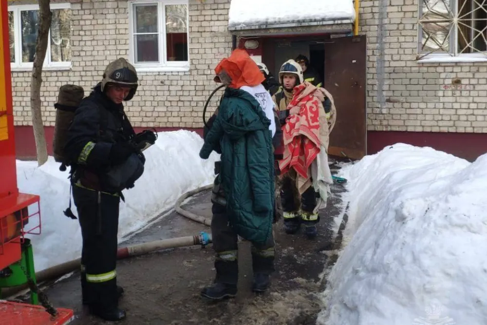 Пожарные эвакуировали 14 жильцов из-за возгорания в нижегородской пятиэтажке