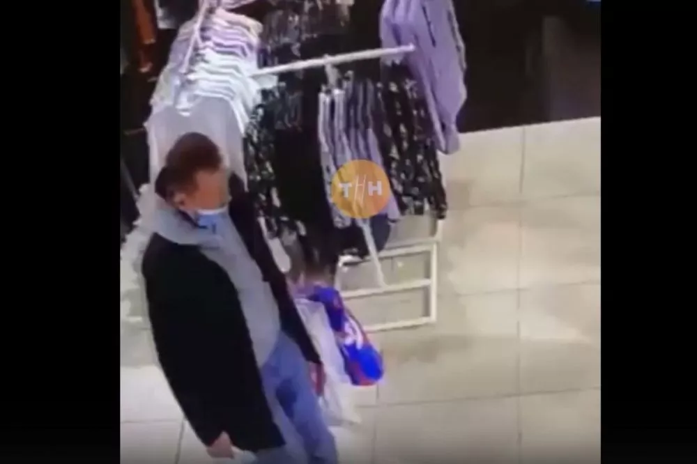 Стопку женских джинсов украл мужчина из магазина в нижегородском ТРЦ