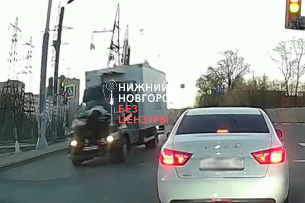 Мчащийся грузовик с мужчиной на капоте заметили в Нижнем Новгороде