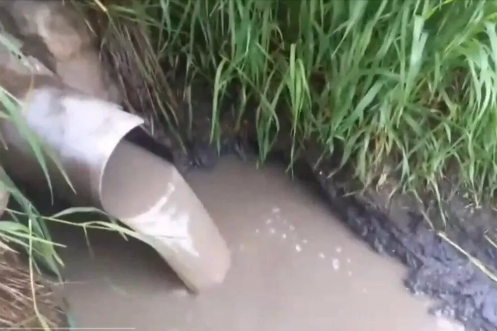 Жители Ковернино жалуются на невыносимый запах из-за слива нечистот в реку Узолу