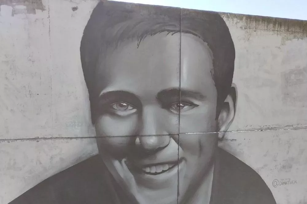 Граффити с портретом Юрия Шатунова украсило стену стадиона в Дзержинске