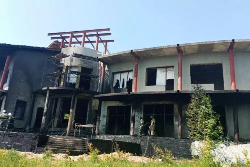 Недостроенное здание загорелось в деревне Афонино утром 17 июня