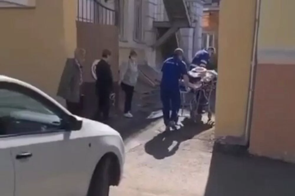 Медики несли нижегородца с ИВЛ на руках из-за перекрытого машиной проезда к больнице