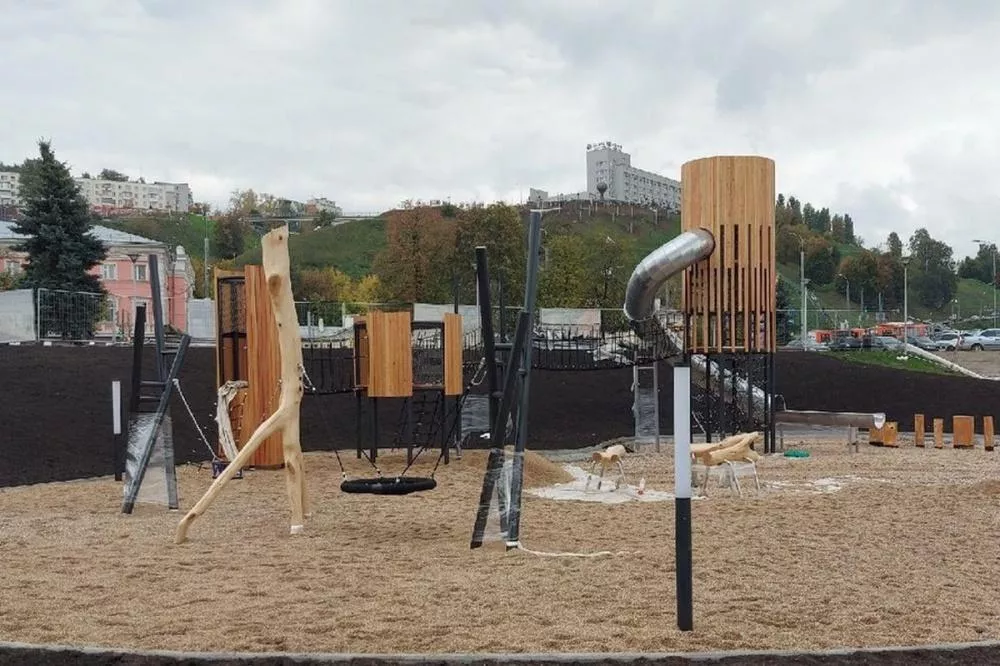 Фото Установка детской площадки завершается на Нижне-Волжской набережной в Нижнем Новгороде - Новости Живем в Нижнем