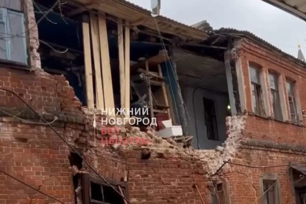 Стена аварийного дома рухнула в переулке Вахитова в Нижнем Новгороде