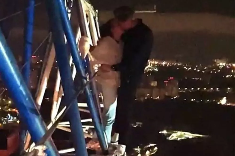 Руферы сняли свой поцелуй на стреле башенного крана в Нижнем Новгороде