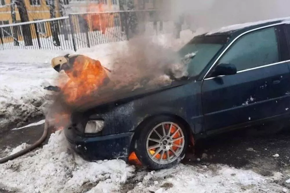 Машина вспыхнула рядом с нижегородской школой №29 утром 6 марта