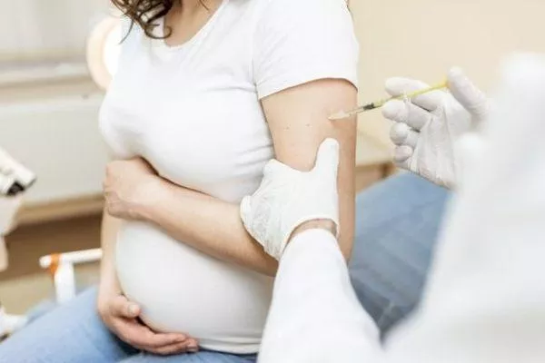 Фото Названы противопоказания для вакцинации от COVID-19 для беременных и кормящих мам - Новости Живем в Нижнем