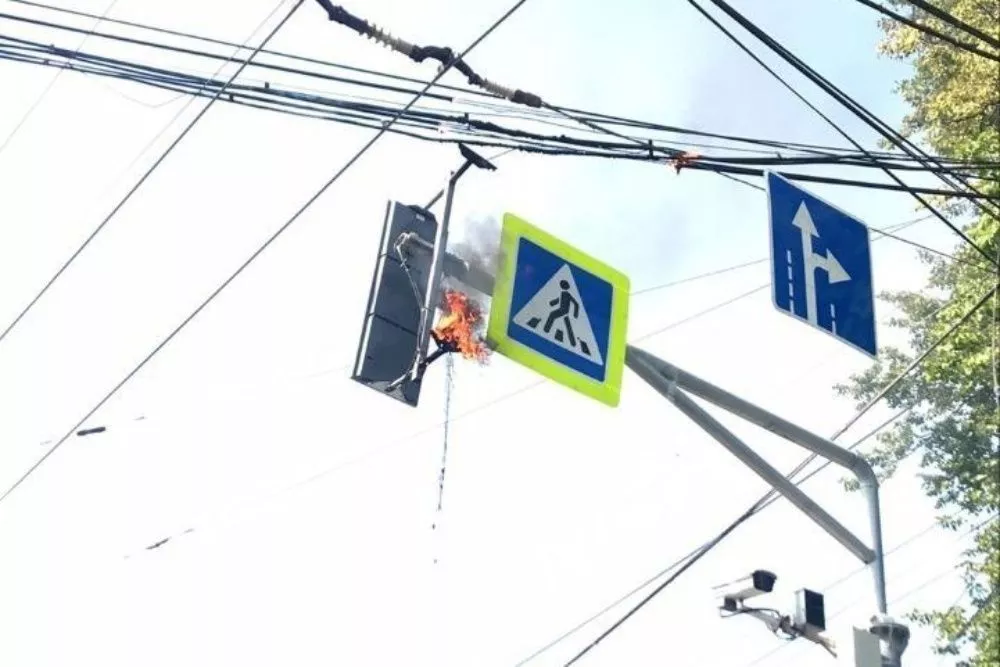 Светофор на перекрестке улиц Ванеева и Белинского загорелся в Нижнем Новгороде