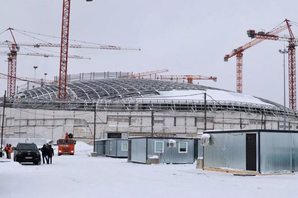 Фото Рабочие начали монтировать кровлю будущего Ледового дворца на Стрелке - Новости Живем в Нижнем