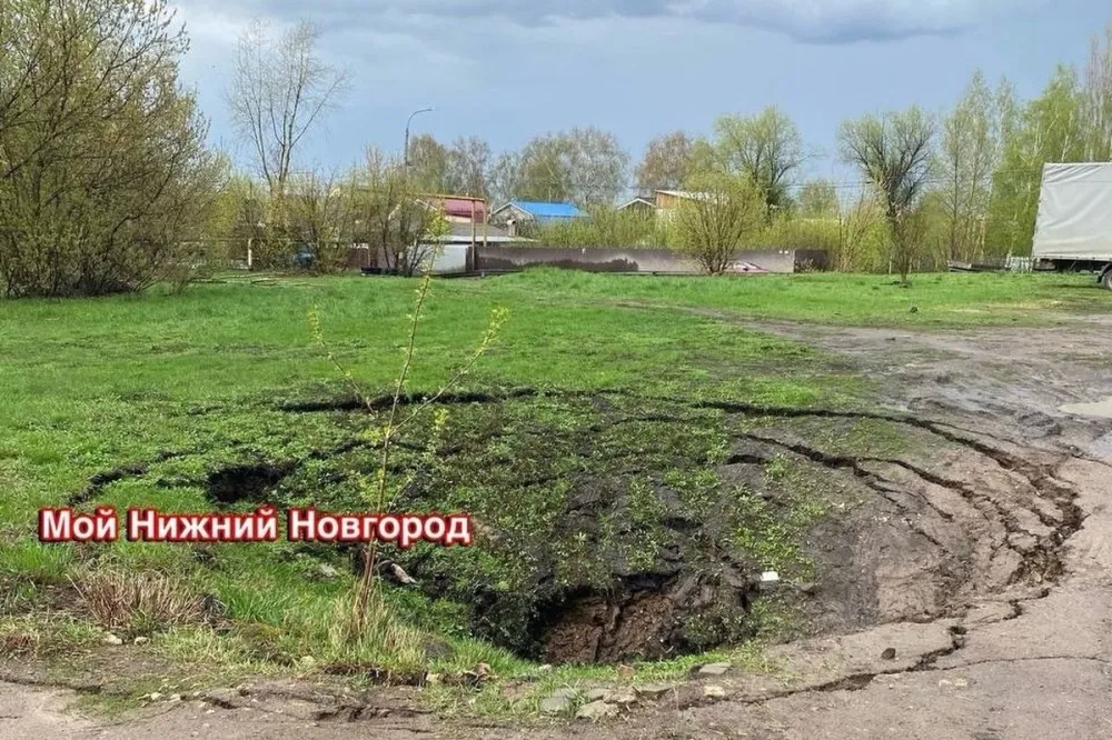 Огромный провал образовался на улице Бусыгина в Нижнем Новгороде