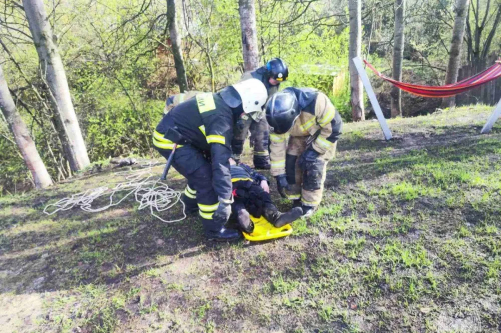 Нижегородские спасатели вытащили упавшего в овраг мужчину