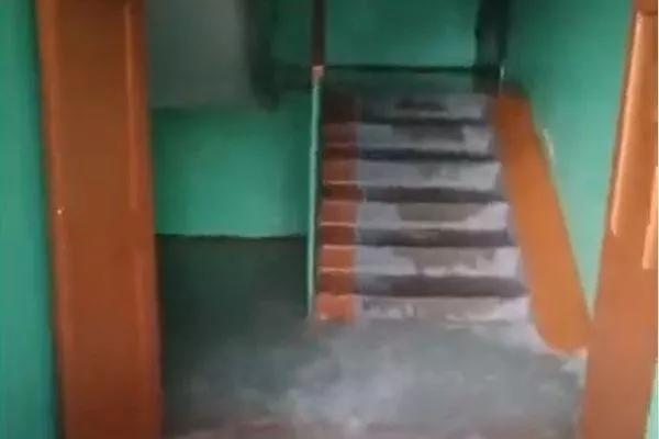 Дождевая вода затопила подъезд жилого дома в Дзержинске