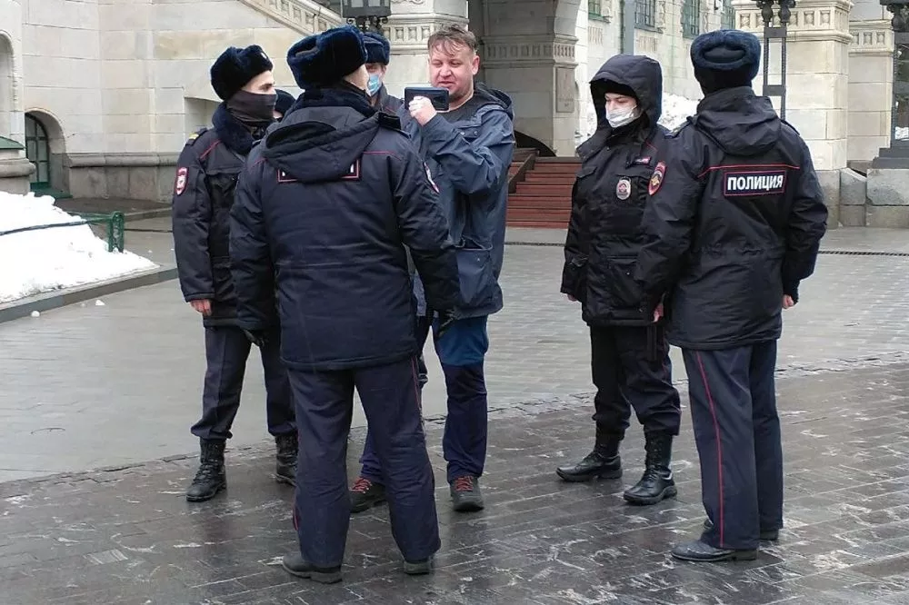 Сотрудники полиции задержали участников антивоенных пикетов в Нижнем Новгороде