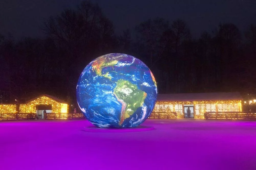 Фото Светящийся макет Земли установлен на катке в парке «Швейцария» - Новости Живем в Нижнем