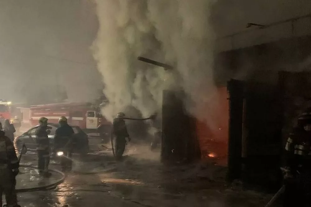 5 легковых автомобилей повреждено в результате пожара в нижегородском автосервисе