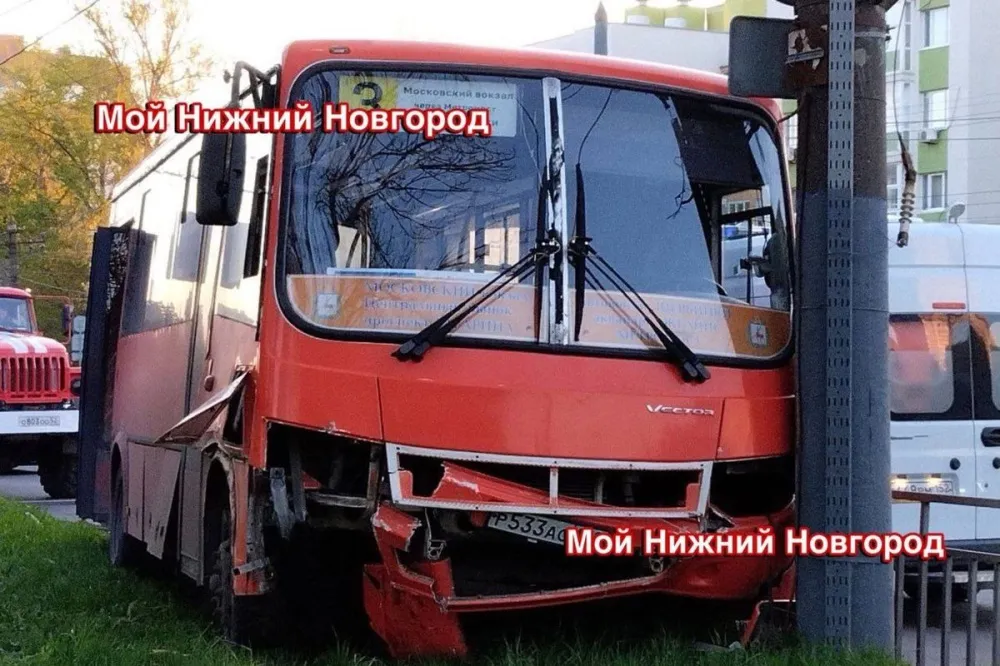 Маршрутка с пассажирами влетела в столб на Гагарина в Нижнем Новгороде