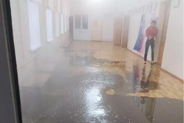 Черная кипящая жидкость разлилась по полу в коридоре на 3-м этаже главного здания Арзамасской гимназии