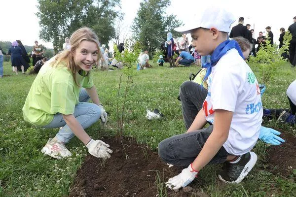 Дети помогали сажать деревья