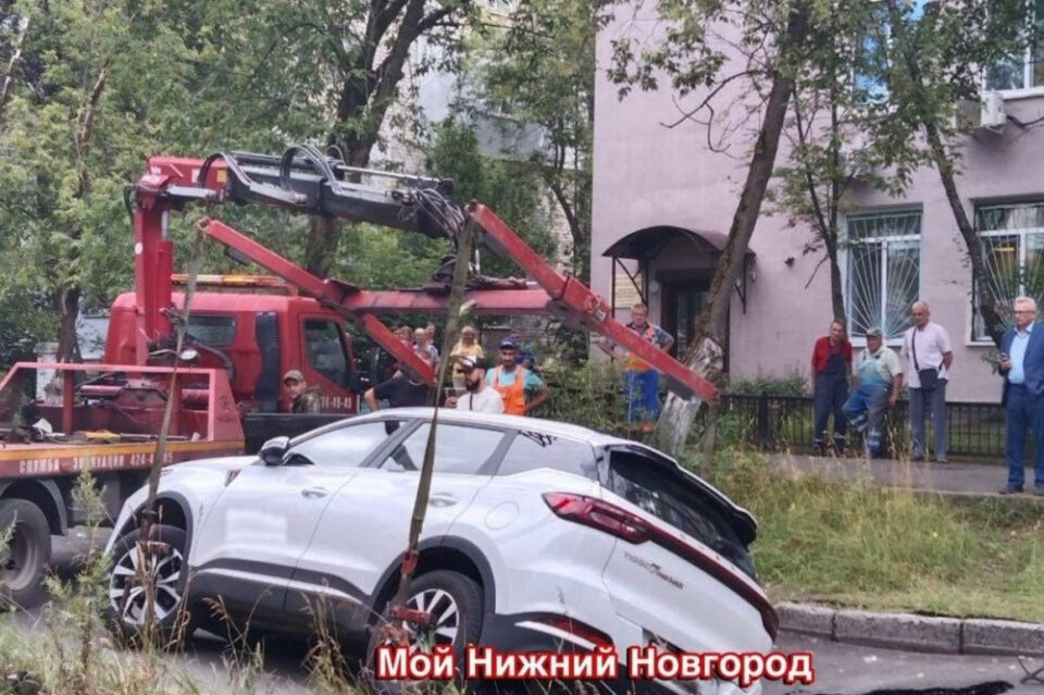 Фото Автомобиль провалился в яму на улице Июльских дней в Нижнем Новгороде - Новости Живем в Нижнем