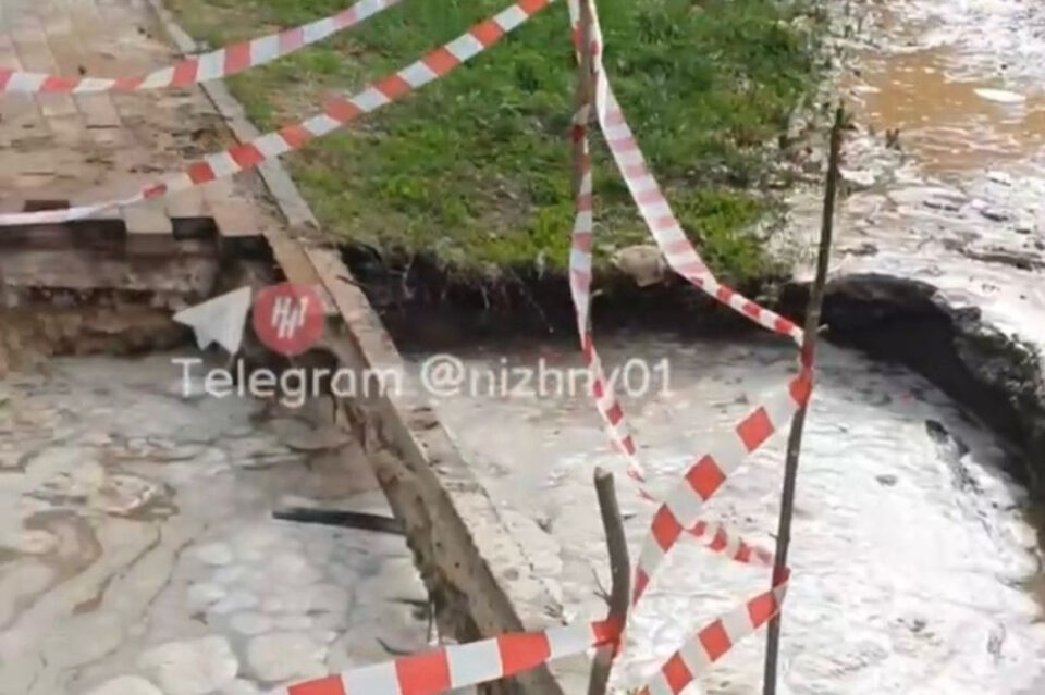 Фото Большой провал образовался на дороге в Нижнем Новгороде - Новости Живем в Нижнем