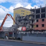 Фото Долгострой начали сносить на улице Июльских дней в Нижнем Новгороде - Новости Живем в Нижнем